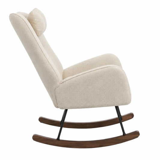 Poltrona a dondolo imbottita in tessuto bouclé beige con struttura in legno e base a slitte curve